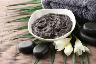 Bambu zemin üzerine spa uygulamaları için kozmetik kil ile kompozisyon