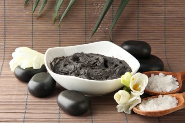 Bambu zemin üzerine spa uygulamaları için kozmetik kil ile kompozisyon