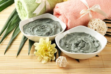 Bambu zemin üzerine spa uygulamaları için kozmetik kil ile kompozisyon