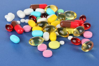 hap, Tablet ve kapsüller mavi zemin üzerine ürün çeşitliliği