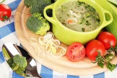 beyaz izole tavada sebze çorbası diyet