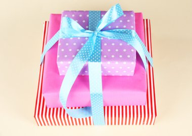 hediye kutusu ile bir şerit renkli arka plan üzerinde bağlıdır.