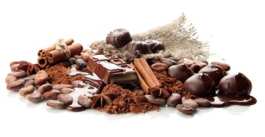 çikolatalı tatlılar, kakao ve baharat üzerine beyaz izole, kompozisyon