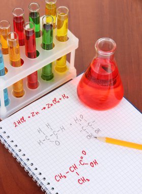 test tüpleri ile renkli sıvılar ve tablo formülleri