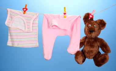 clothesline, renkli arka plan üzerinde asılı bebek giysileri