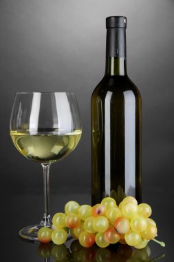 Beyaz Şarap kadehi ve gri arka plan üzerinde şarap şişe