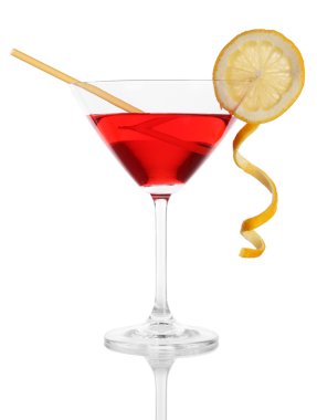 Kırmızı üzerine beyaz izole martini bardağına kokteyl