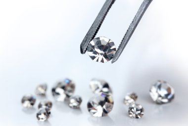 beyaz izole cımbız içinde güzel parlak kristal (elmas)