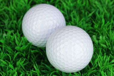 golf topları çimenlerin üzerinde kapat