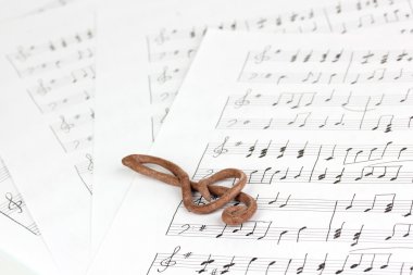 müzik arka planda tiz nota anahtarı