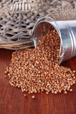 devrik kova tahıl ahşap zemin ile