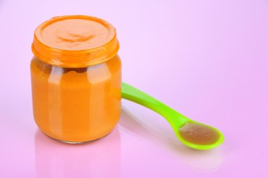 Bebek maması ile mor zemin üzerine kașığı