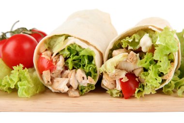 kebap - ızgara et ve sebzelerin üzerine beyaz izole ahşap tahta üzerinde