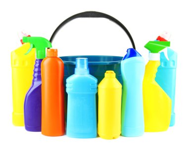 renkli plastik deterjan şişeleri üzerinde beyaz izole kovası ile