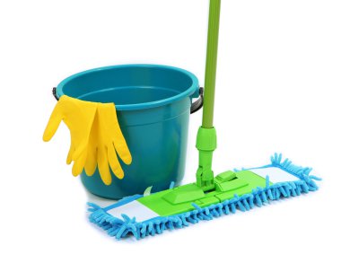 paspas, üzerinde beyaz izole, plastik kova ve lastik eldiven