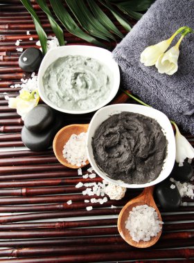 Bambu zemin üzerine spa uygulamaları için kozmetik kil ile kompozisyon