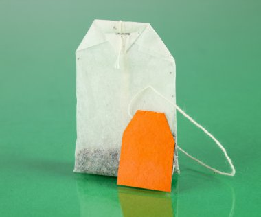 çay torba yeşil zemin üzerine