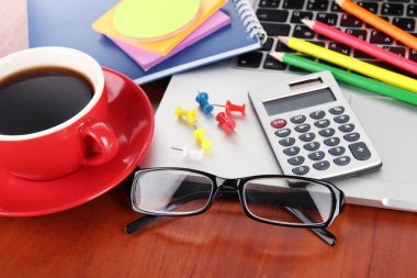 ileti örneği ve kahve tablo ile dizüstü bilgisayar