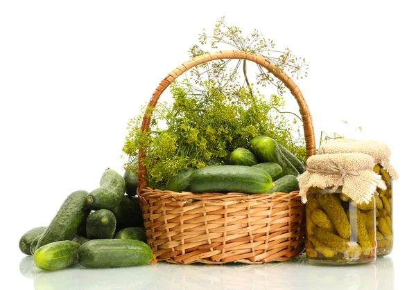 Concombres frais, cornichons et aneth dans le panier isolé sur blanc — Photo