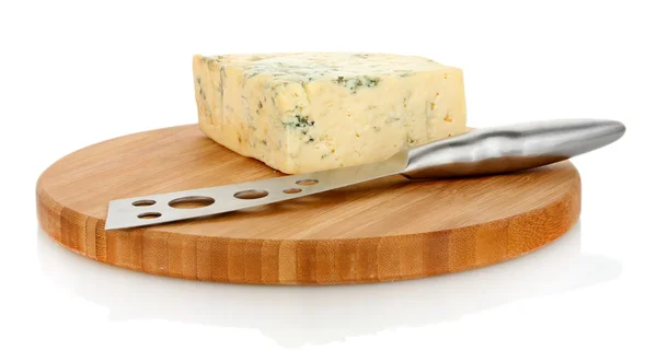 Kaas met schimmel en mes op de snijplank geïsoleerd op witte achtergrond — Stockfoto