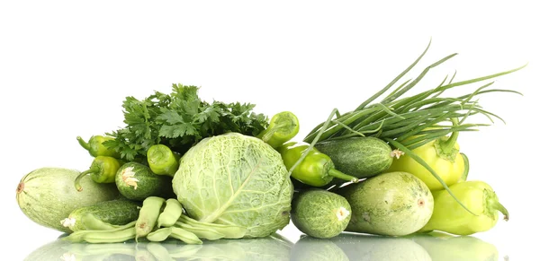 Frisches grünes Gemüse isoliert auf weiß — Stockfoto