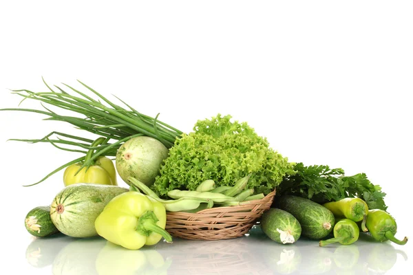 Verduras verdes frescas en cesta aisladas en blanco —  Fotos de Stock