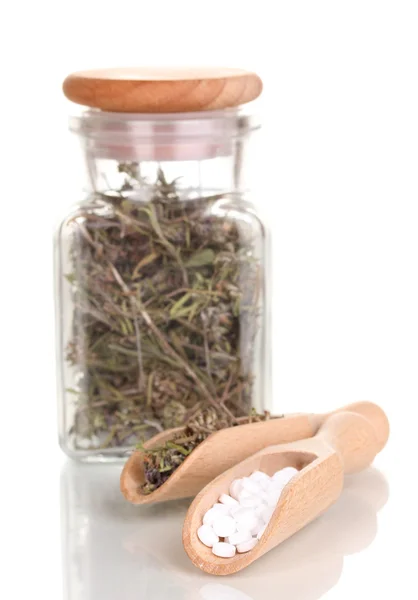 Tabletki i butelki z ziołami na białym tle — Zdjęcie stockowe