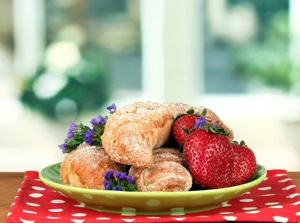 Färska bagels med jordgubbe i tallriken på bordet — Stockfoto