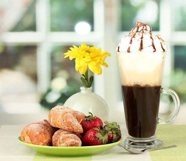 Deliciosos bagels y café fresco en la mesa de cerca —  Fotos de Stock
