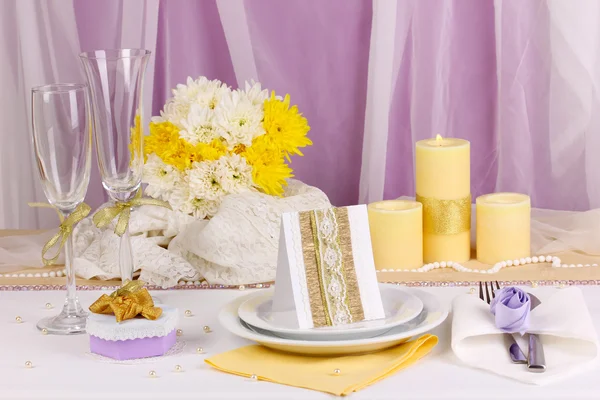在紫色和黄色的颜色，白色和紫色面料背景上服役神话般的婚礼表 — 图库照片