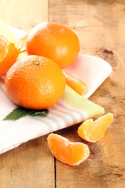 Tangerinas saborosas maduras no fundo de madeira — Fotografia de Stock