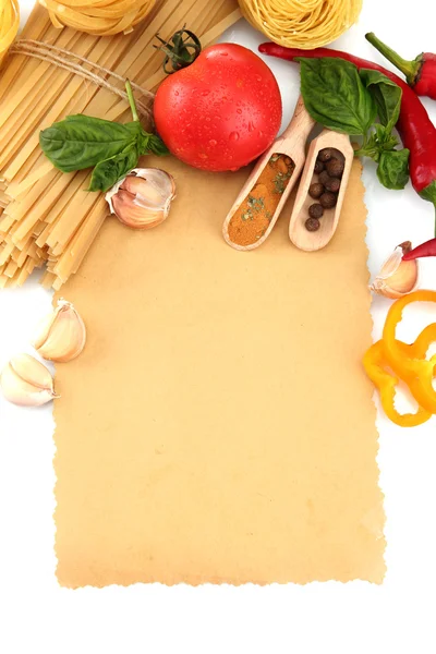 Papier für Rezepte, Spaghetti mit Gemüse und Gewürzen, isoliert auf weiß — Stockfoto