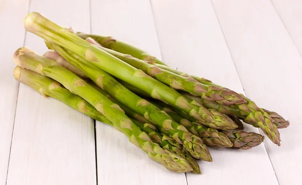 Fresh asparagus on white wooden table background — Stock Photo, Image