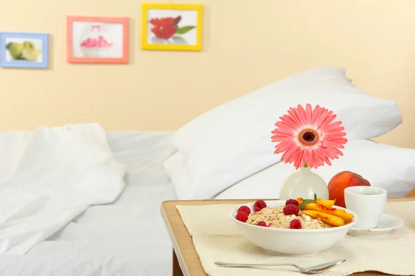 Lätt frukost på nattduksbordet bredvid sängen — Stockfoto