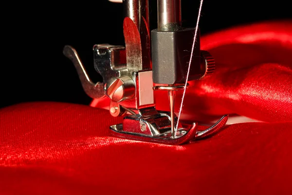 Machine à coudre avec gros plan en tissu rouge — Photo
