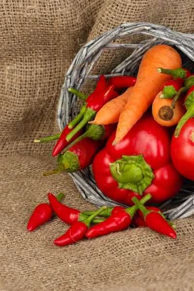 Φρέσκα κόκκινα λαχανικά σε λινάτσα φόντο — Φωτογραφία Αρχείου