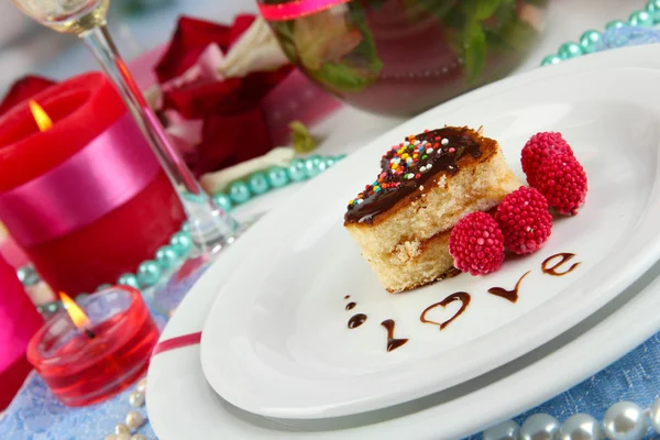 Tabel instelling ter ere van Valentijnsdag close-up op kamer achtergrond — Stockfoto