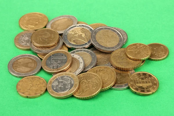 Euromunten geïsoleerd op een achtergrond met kleur — Stockfoto