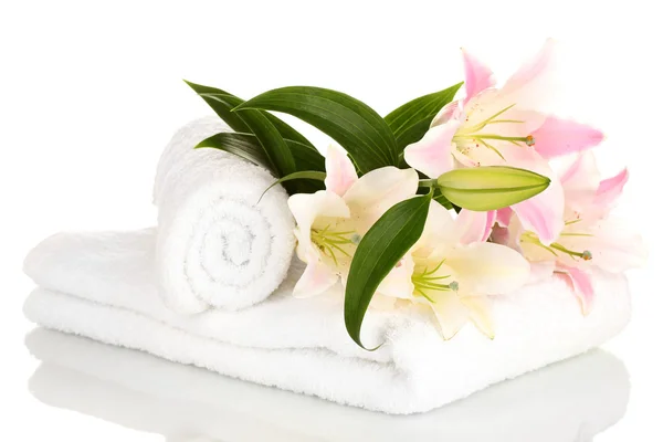 Piękne lilia na ręcznik na białym tle — Zdjęcie stockowe