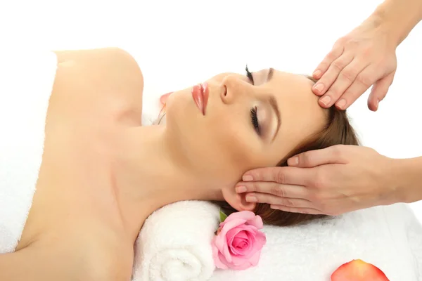 Красива молода жінка в спа-салоні отримує масаж, ізольована на білому — стокове фото