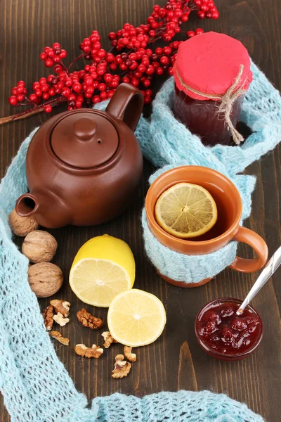 Hilfreicher Tee mit Marmelade für Immunität auf Holztisch in Großaufnahme — Stockfoto