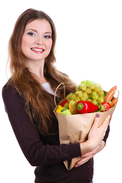 Vrouw die een kruidenier zak vol met verse groenten en fruit geïsoleerd op wit — Stockfoto