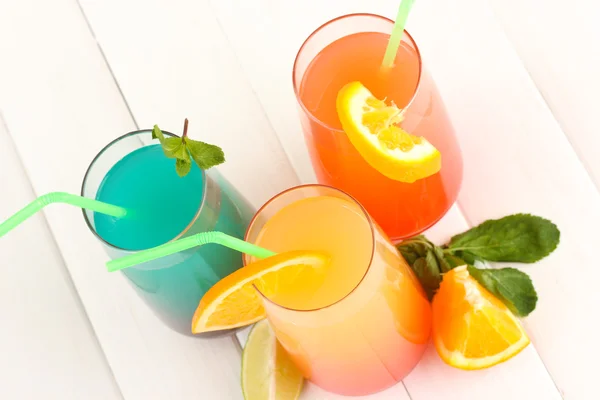 Drei Cocktails auf weißem Hintergrund — Stockfoto