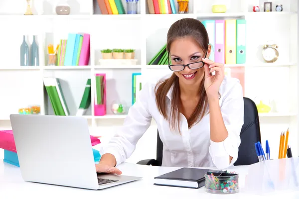 Jonge mooie zakenvrouw met notebook in office — Stockfoto