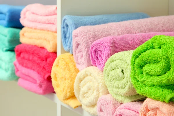 Toalhas coloridas em prateleiras no banheiro — Fotografia de Stock