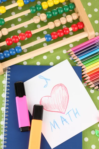 Leksak abacus, notebook, pennor på ljus bakgrund — Stockfoto