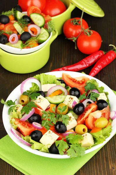 Grekisk sallad i plattan på träbord — Stockfoto