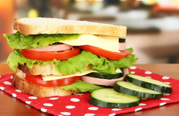 Lekkere sandwich op tafel in café — Stockfoto