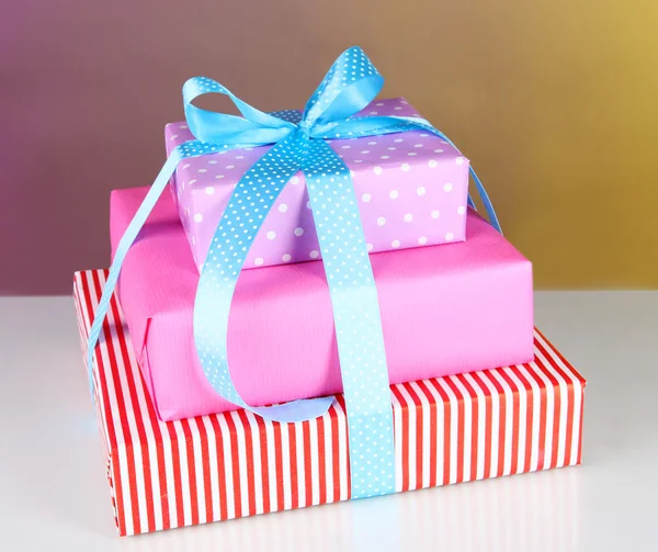 Scatola regalo legata con un nastro su uno sfondo di colore — Foto Stock