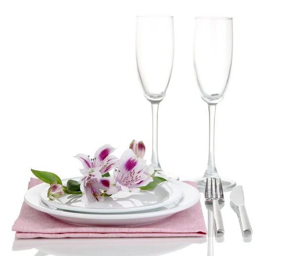 Cenário de mesa festiva com flores isoladas em branco — Fotografia de Stock